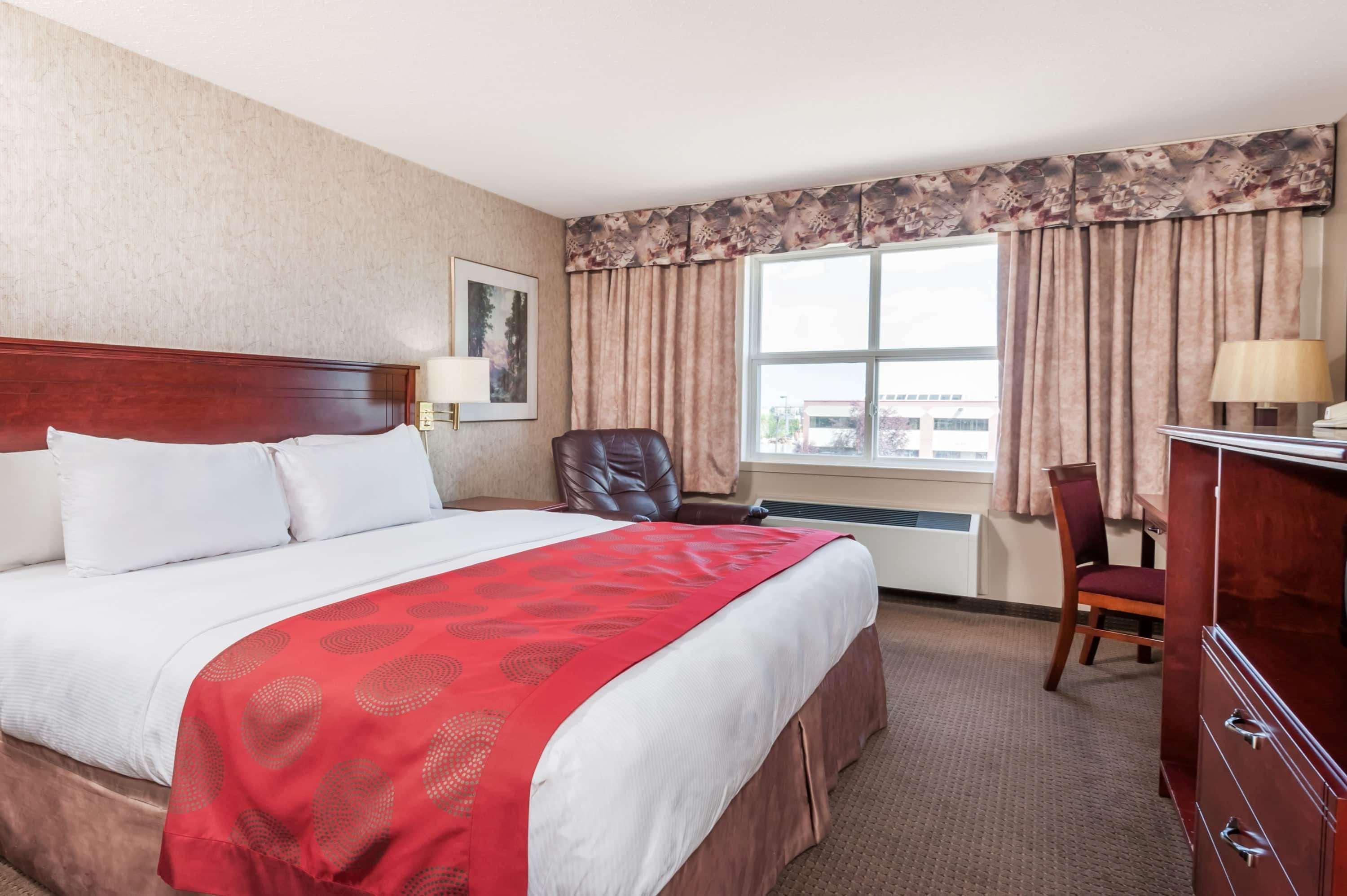 Ramada By Wyndham Sherwood Park Exterior photo